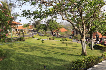 Fototapeta na wymiar A beautiful view of Tanah Lot temple in Bali, Indonesia