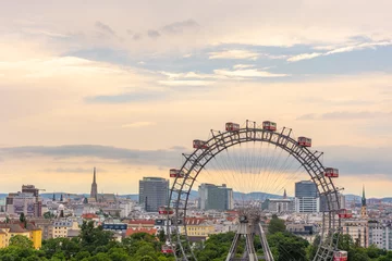 Foto op Plexiglas Prachtig uitzicht op avond Wenen met groot reuzenrad © Yuliia