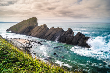 Grandes rocas en Costa Quebrada, Cantabria