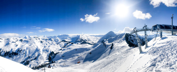 sessellift vor schweizer alpen-gebirgspanorama mit blauem himmel