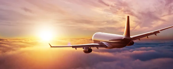 Raamstickers Vliegtuig Passagiers commercieel vliegtuig dat boven wolken vliegt
