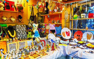 Naklejka premium Christmas Ceramics Decorations on Christmas Market at Riga, Latvia. Advent Fair, and Stalls with Crafts Items in Bazaar. Night street Xmas and holiday fair in European city or town, December.