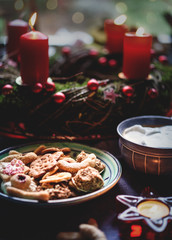 Kaffeetisch mit Plätzchen und Adventskranz 