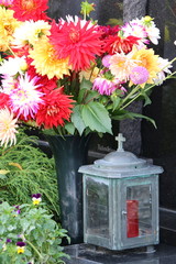 Friedhof in Österreich, Blumenschmuck im Herbst, Dahlienstrauß neben einer Friedhofslaterne,...