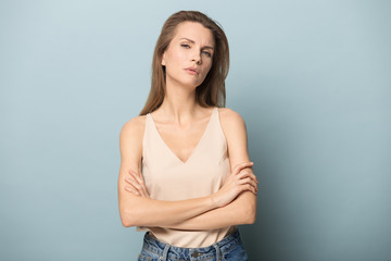 Obraz premium Portrait of confident attractive young woman with arms crossed