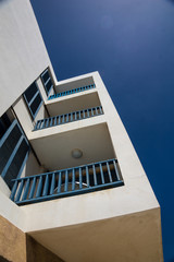 modernes Gebäude mit minimalistischer Architektur