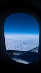 Fototapeta na wymiar Aussicht aus dem Bullauge eines Flugzeugs