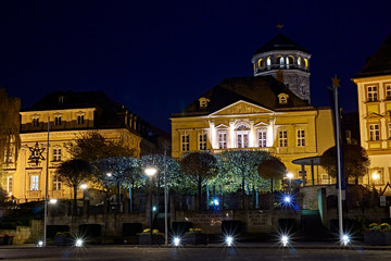Fototapeta na wymiar katholisches Kinderhaus St. Vinzenz Bayreuth bei Nacht
