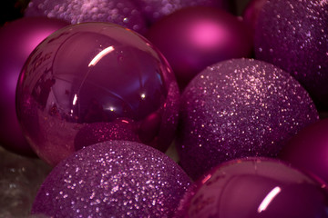 Conjunto de esferas navideñas de vidrio soplado color rosa amontonadas