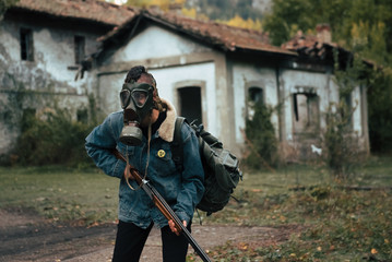 Naklejka premium woman with gas mask, backpack and double barrel shotgun. post-apocalyptic, military and airsoft war games concept.