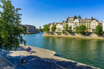 Brittany-on-the-Seine and Saint Louis Island from Pont de la Tournelle. Paris, France. - obrazy, fototapety, plakaty