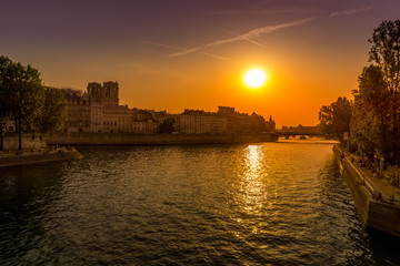 Fototapeta premium The river Seine and Île de la Cité during beautiful summer sunset. Paris, France. High Resolution Image.