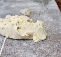 bollo de masa de haria de trigo sobre mesa con harina 