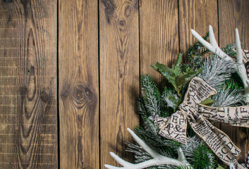 Obraz premium Christmas wreath on wooden background whith deer horns
