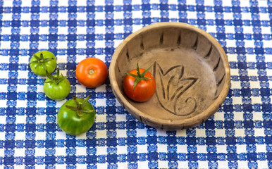 Green and red tomatoes on the table