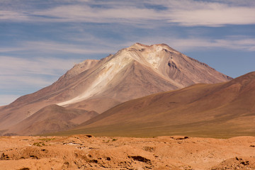Fototapeta na wymiar Montaña con poca nieve altiplano boliviano