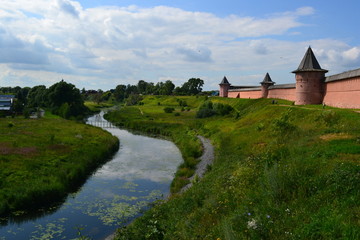 Obraz premium Old castle in Suzdal Russia, river, nature