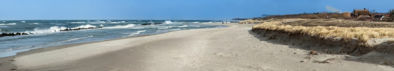 Fototapeta na wymiar Panorama Sandstrand am Meer
