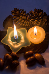 Velas y piñas navideñas