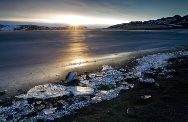 Obraz premium Kleifarvatn lake on the Reykjanes Peninsula in Iceland. Taken at winter sunset.