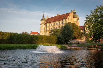 Fototapeta premium Schloss in Güstrow kurz nach Sonnenaufgang im Sommer