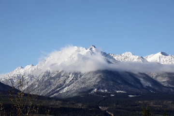 Fototapeta premium The wonderful train journey from Jasper to Vancouver in British Columbia, Canada in Autumn. With train, trees, foliage and snow capped mountains