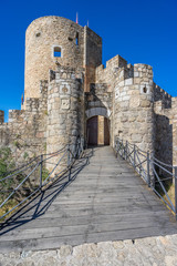 Obraz premium Wioska La Adrada, prowincja Avila, Kastylia i León, Hiszpania, 6 czerwca 2017 r. Zamek Castillo de la Adrada. Średniowieczna twierdza położona w dolinie Tietar