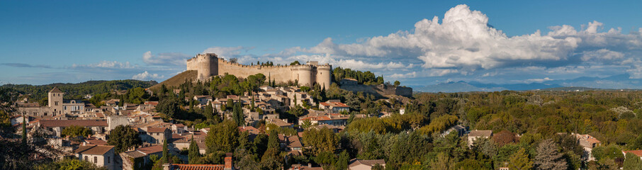 Obraz premium Fort Saint-André nad wioską Villeneuve Les Avignon we Francji.