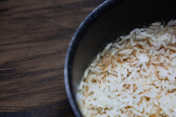 Panela usada vista de cima com resto de arroz queimado