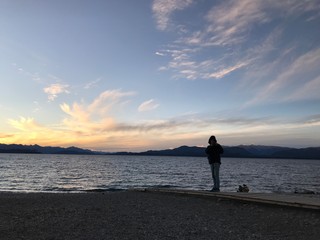 Fototapeta premium silhouette of man on the beach at sunset