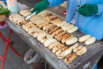 Grill bananas,Grilled bananas are popular because they are sweet and tasty. Is a traditional Thai dessert that is popular as a snack because it is beneficial to the body.