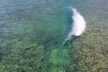 透明度の高い波