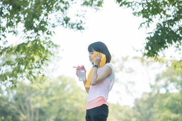 運動の合間に休憩する女性