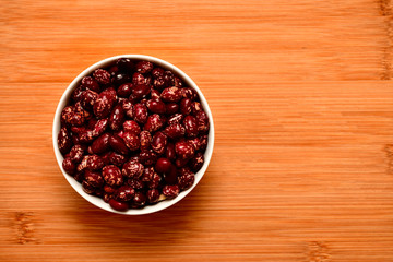 fríjoles a granel en taza blanca 