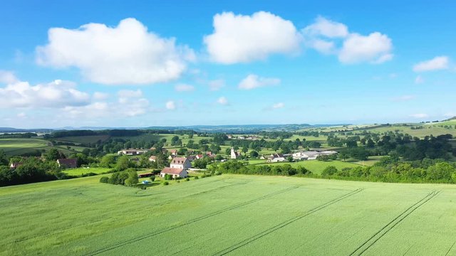 Le village de Cuncy-les-Varzy au milieu de la campagne	