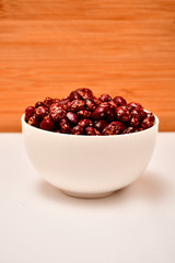 fríjoles a granel en taza blanca 