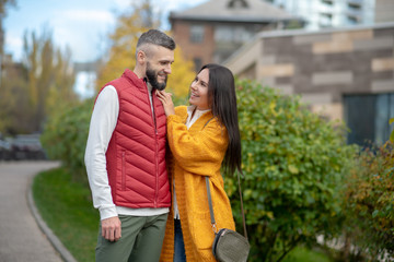 Naklejka premium Nice positive couple enjoying their pleasant date