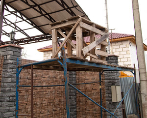Naklejka premium Wooden table for a worker at a home construction site