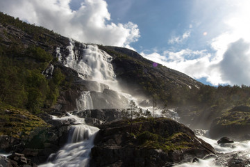 Fototapeta na wymiar Langfossen, Wasserfall, Norwegen