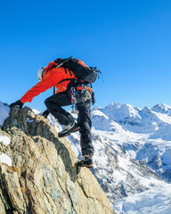 Alpinist klettert gewandt im Hochgebirge