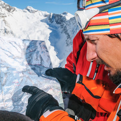 Orientierung mit Landkarte im Hochgebirge