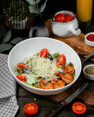 caesar salad with fried shrimp and tomato