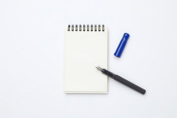 新しいノートとペン。白背景
