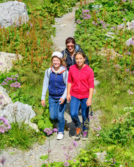 Fototapeta premium Wandern mit den Kindern im Gebirge
