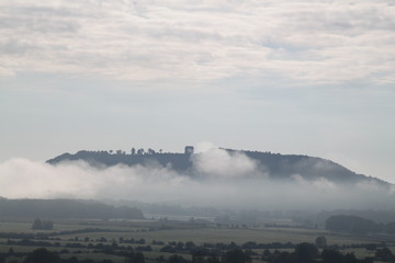 Fototapeta premium Montsec dans les nuages