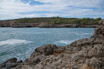 Côte rocheuse à côté de Cala en Turqueta, plage de Minorque, îles Baléares