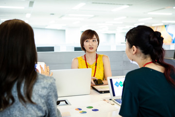 Obraz premium オフィスで会話をする女性たち