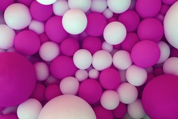 a wall of pink and white balloons