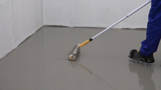 Roller for self leveling screed