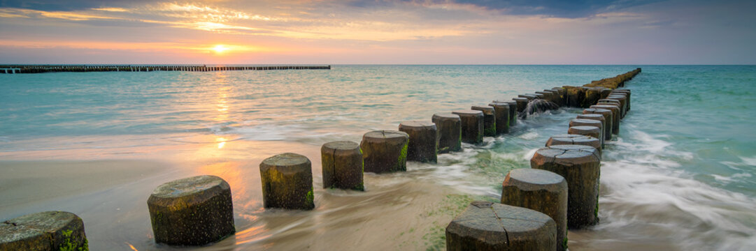 Buhne an der Ostsee im Sonnenuntergang - Panorama